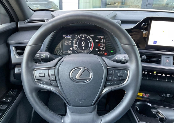 Lexus UX cena 159000 przebieg: 4681, rok produkcji 2022 z Kraków małe 407